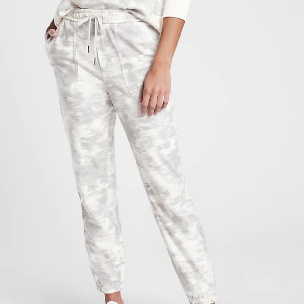 Athleta Farallon Printed Jogger size 22 Light Grey